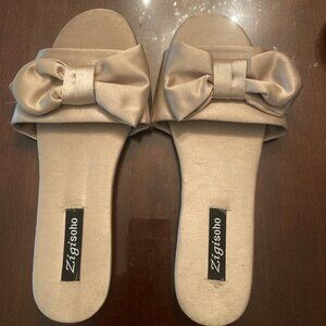 Satin sandals with bows